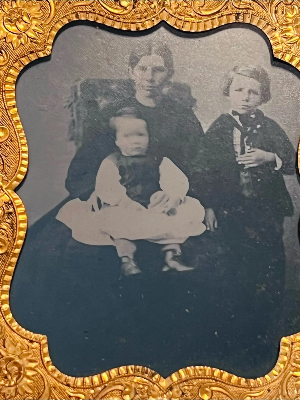 Antique 1850s Daguerreotype Portrait - Wood and Resin Case w/ Velvet Lining - Picture 16 of 16